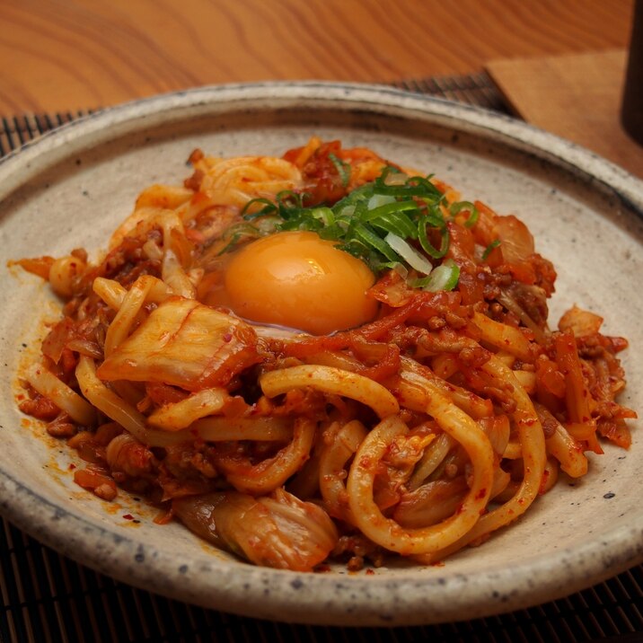 甘辛ピリリ！キムチたっぷり焼きうどん